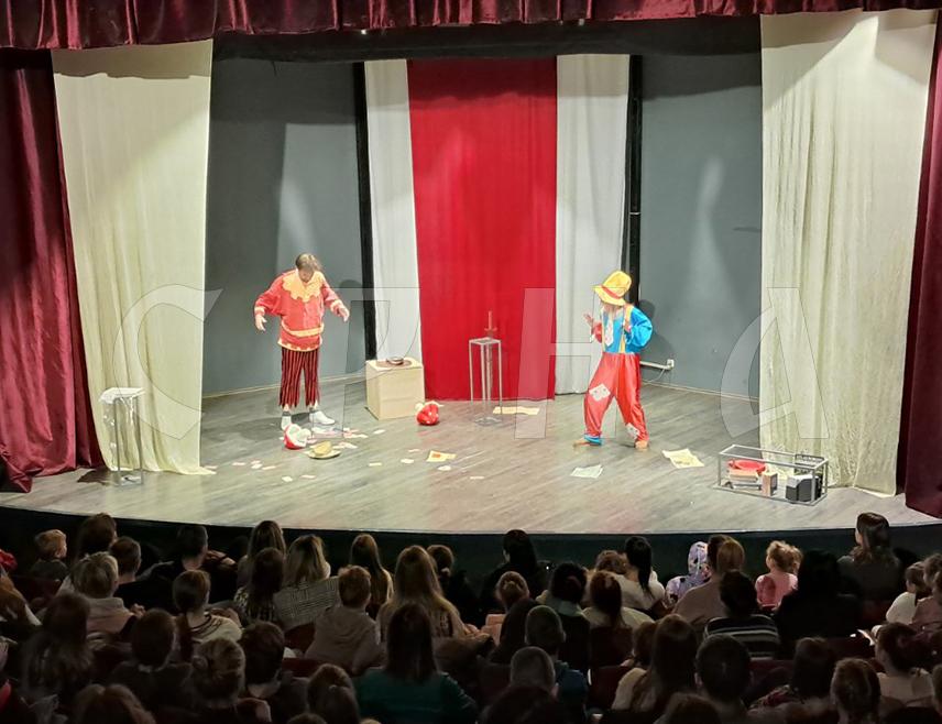 БАЊАЛУКА, 12. ЈАНУАРА /СРНА/ - Представа "Врбаска вила" изведена је вечерас у Дому омладине у Бањалуци, а најмлађи посјетиоци, којима је представа намијењена, град су могли да упознају кроз бајковиту причу, сцену и машту.