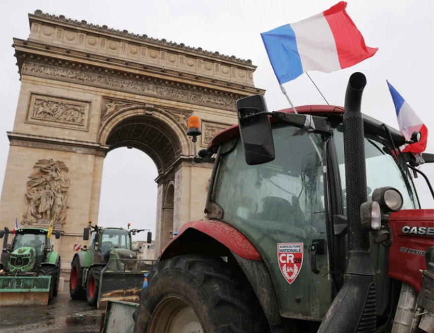 ПАРИЗ, 13. ЈАНУАРА /СРНА-Ројтерс/ - Француски фармери поново су ушли тракторима у Париз, други пут у посљедњих седам дана, у знак протеста због потписивања трговинског споразума ЕУ и Меркосура, за који кажу да ствара непоштену конкуренцију увозом јефтине робе из Јужне Америке.