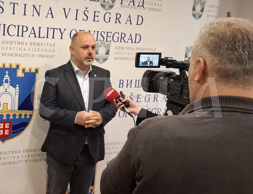 ВИШЕГРАД, 13. ЈАНУАРА /СРНА/ – Новац који је био планиран за организацију прославе православне Нове године у Вишеграду преусмјерена су на подршку породици и подстицају рађања, што је одлука начелника општине Младена Ђуревића.