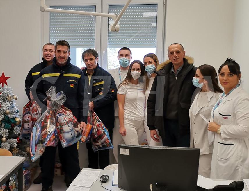 ДОБОЈ, 13. ЈАНУАРА /СРНА/ - Поштари добојске радне јединице за поштански саобраћај "Пошта Српске" уручили су данас празничне пакетиће за најмлађе пацијенте Болнице "Свети апостол Лука" у Добоју.