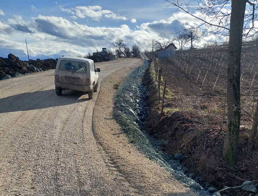 УГЉЕВИК, 13. ЈАНУАРА /СРНА/ - Дионица пута у зони угљевичких насеља Вујићи-Фалчићи затворена је за саобраћај усљед клизишта које су покренули обилна киша и снијег, због чега су из Рудника и Термоелектране /РиТЕ/ "Угљевик" упутили извињење мјештанима.