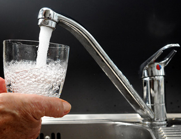 TРЕБИЊЕ, 13. ЈАНУАРА /СРНА/ - Вода у Требињу исправна је за пиће, а њена замућеност је у прописаним границама, саопштено је данас из требињског "Водовода".