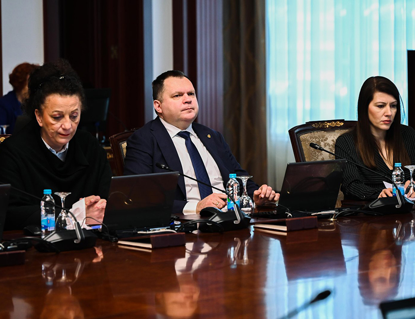 БАЊАЛУКА, 13. ЈАНУАРА /СРНА/ - Влада Републике Српске данас је задужила Министарство просвјете и културе и Министарство финансија да за 2026. годину обезбиједе 5.607.950 КМ за финансирање асистената за ученике са сметњама у развоју.