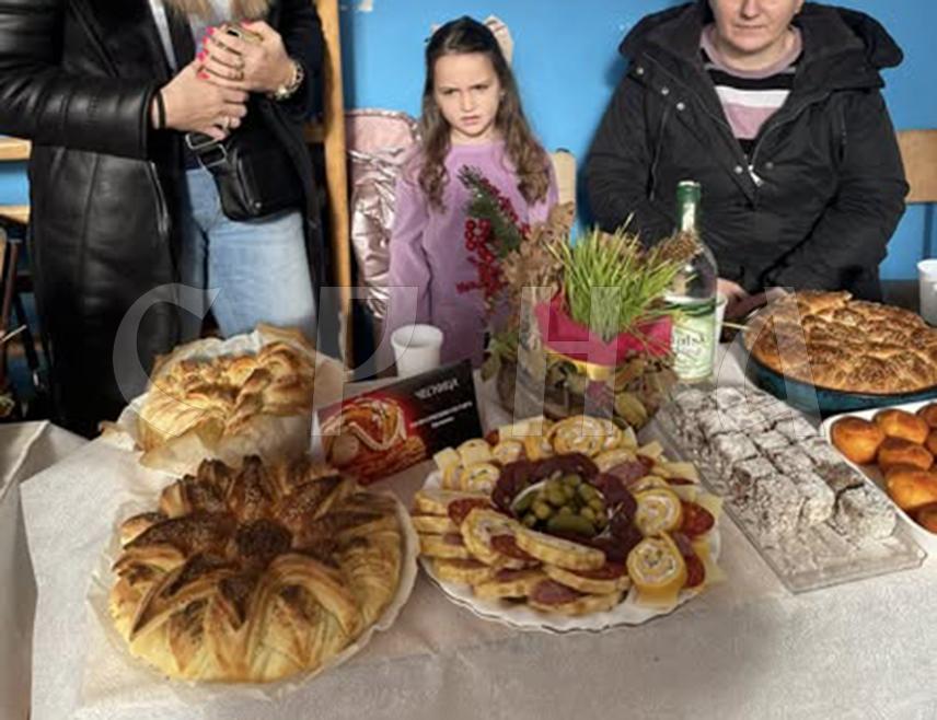 БРАТУНАЦ, 13. ЈАНУАРА /СРНА/ - У Кравици код Братунца данас је одржан Фестивал Божићног колача "Чесница 2025" у организацији Удружења жена "Маја" из овог мјеста и Канцеларије за културу и дипломатију Србије, уз подршку општине Братунац.