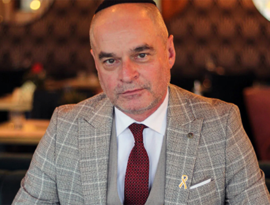 БАЊАЛУКА, 13. ЈАНУАРА /СРНА/ - Муслимани су се радикализовали према Израелу и Јеврејима, а такву политику исказује и Сарајево које је освануло у плакатима и позивима за хапшењем израелског премијера Бањамина Нетанјахуа, рекао је Срни члан Јеврејске заједнице у БиХ и познавалац међународних односа Франо Јехуда Колономос Мартинчевић.