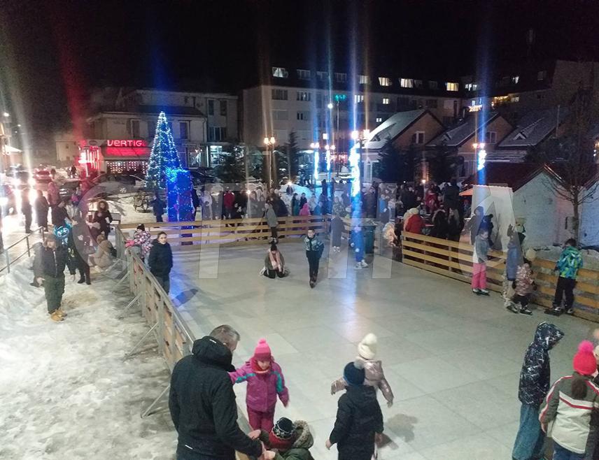 ВЛАСЕНИЦА, 13. ЈАНУАРА /СРНА/ - У Власеници је вечерас одржан "Зимски базар", чиме је завршена петодневна манифестација "Зима на тргу", организована поводом Дана Републике Српске.