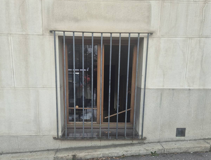 БЕОГРАД, 13. ЈАНУАРА /СРНА/ - Тридесетпетогодишња жена осумњичена је да је разбила прозор и стакло на улазним вратима Патријаршије Српске православне цркве у Улици краља Петра у Београду.