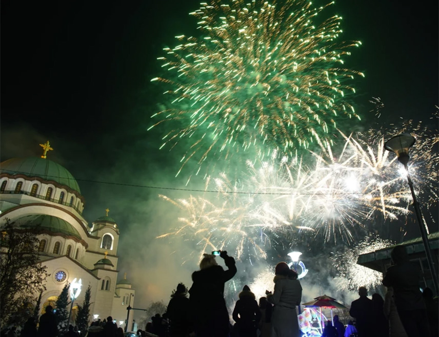 БЕОГРАД, 14. ЈАНУАРА /СРНА/ - У Храму Светог Саве на београдском Врачару служен је молебан поводом почетка Нове године по јулијанском календару, а грађани српске пријестонице славили су у угоститељским објектима и уз ватромет у Београду на води.