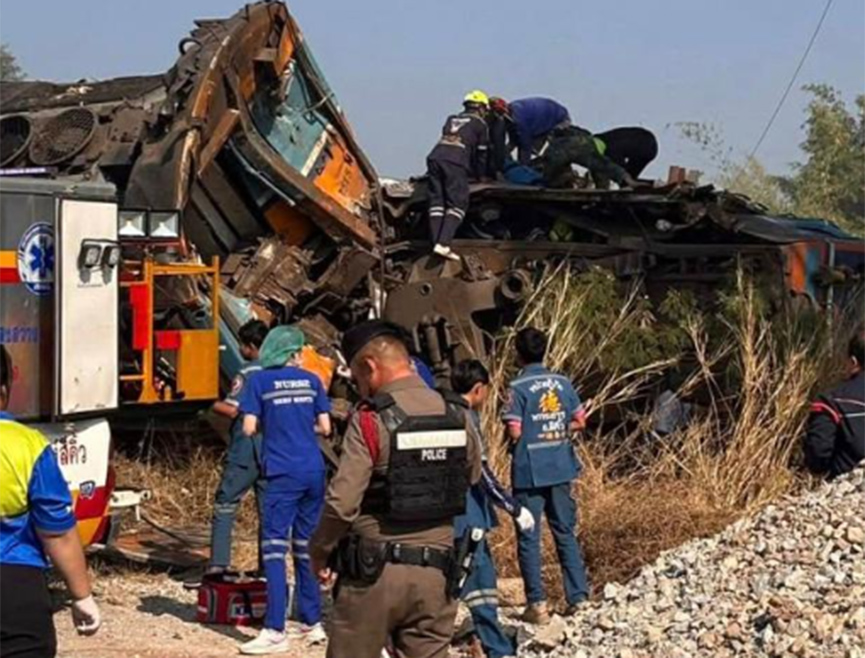 БАНГКОК, 14. ЈАНУАРА /СРНА/ - Најмање 25 људи погинуло је када је путнички воз ударио у кран који је пао на шине на Тајланду, јавља Ројтерс.