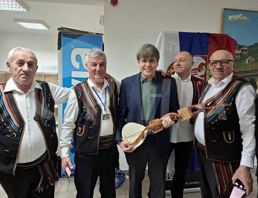 VIŠEGRAD, JANUARY 14 /SRNA/ – Darko Lečić, president of the Rade Jamina Gusle Society, presented former Illinois Governor Rod Blagojevich with gusle in Višegrad, as a symbol of the spiritual and cultural connection of the Serb people in the homeland and the diaspora.