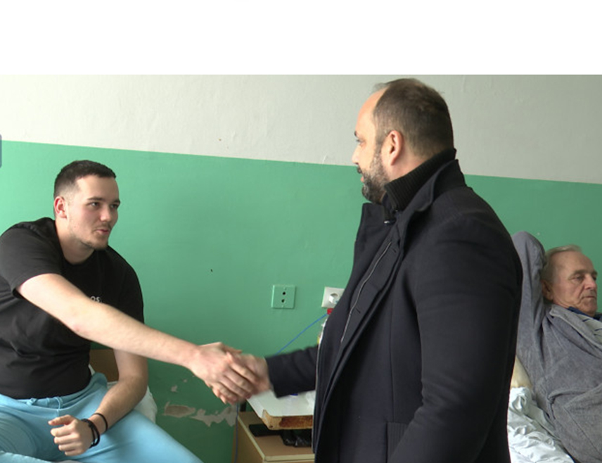 BELGRADE, JANUARY 14 /SRNA/ – Mayor of North Kosovska Mitrovica Milan Radojević today visited nineteen-year-old Vukašin Blažić, who was injured by members of the so-called Kosovo police at a checkpoint near the Bistrica Bridge, stressing that the time has come for Priština’s special units to be removed from the north of the province.