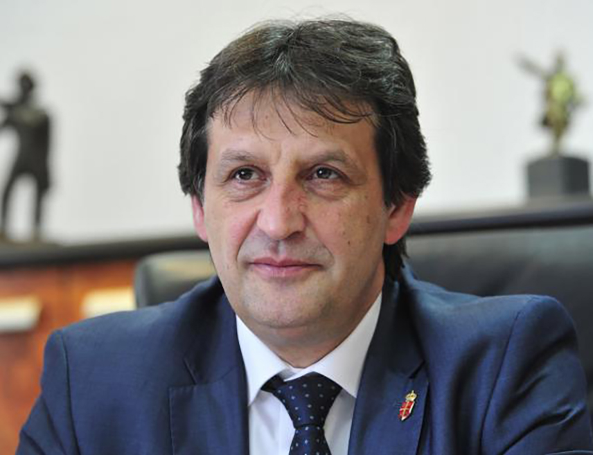 БЕОГРАД, 14. ЈАНУАРА /СРНА/ - Министар одбране Србије Братислав Гашић оцијенио је за Срну да покушаји ревизије Дејтонског мировног споразума, насупрот интересима конститутивних народа и ентитета у БиХ, могу изазвати дестабилизацију региона.