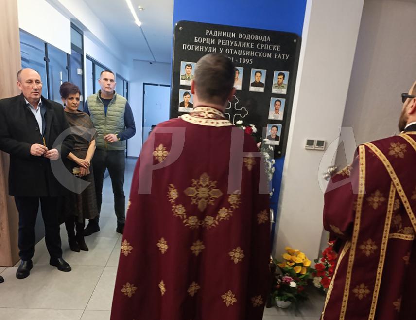 БАЊАЛУКА, 14. ЈАНУАРА /СРНА/ - Помен за девет радника бањалуког предузећа "Водовод", који су погинули као борци Војске Републике Српске/ВРС/, служен је данас поводом крсне славе тог предузећа Светог Василија Великог.