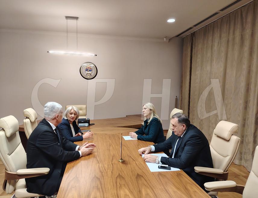 ИСТОЧНО САРАЈЕВО, 15. ЈАНУАРА /СРНА/ - У Источном Сарајеву у току је састанак лидера СНСД-а Милорада Додика и ХДЗ-а БиХ Драгана Човића.