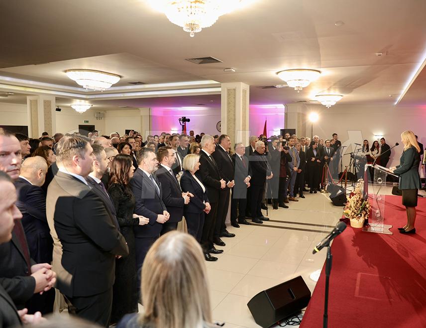 ИСТОЧНО САРАЈЕВО, 15. ЈАНУАРА /СРНА/ - Српски члан Предсједништва БиХ Жељка Цвијановић изразила је задовољство одзивом на традиционални божићни пријем који је вечерас уприличила у Источном Сарајеву и што је од предсједника САД Доналда Трампа и америчке прве даме Меланије Трамп добила честитику не само за Нову годину, него и за Божић.