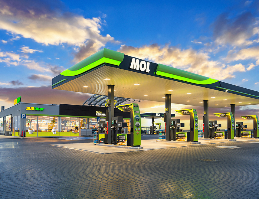 БЕОГРАД, 15. ЈАНУАРА /СРНА/ - Министар спољних послова Мађарске Петер Сијарто најавио је да постоји реална могућност склапања договора мађарског МОЛ-а са руским "Гаспромњефтом" о куповини већинског удјела у Нафтној индустрији Србије /НИС/.