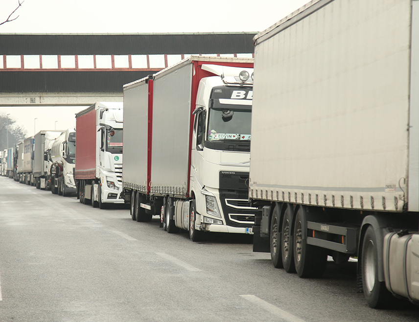 САРАЈЕВО, 16. ЈАНУАРА /СРНА/ - Конзорцијум "Логистика БиХ" позвало је институције БиХ да без одгађања предузму конкретне кораке према Европској комисији, у интересу заштите привредних активности, права на рад професионалних возача и очувања несметаног функционисања ланаца снабдијевања.