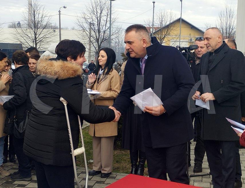 БАЊАЛУКА, 16. ЈАНУАРА /СРНА/ - Предсједник Владе Републике Српске Саво Минић и министар рада и борачко-инвалидске заштите Данијел Егић данас су у бањалучком насељу Ада уручили кључеве 15 станова породицама погинулих бораца и ратних војних инвалида.