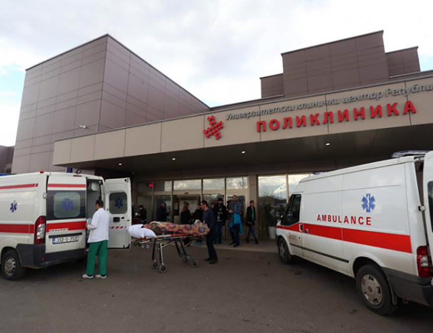 БАЊАЛУКА, 16. ЈАНУАРА /СРНА/ - Пјешак из Бањалуке Б. П, који је синоћ тешко повријеђен у саобраћајној незгоди у Туњицама, прекључен је на респиратор и све даље прогнозе су неизвјесне, речено је Срни у Универзитетском клиничком центру /УКЦ/ Републике Српске.