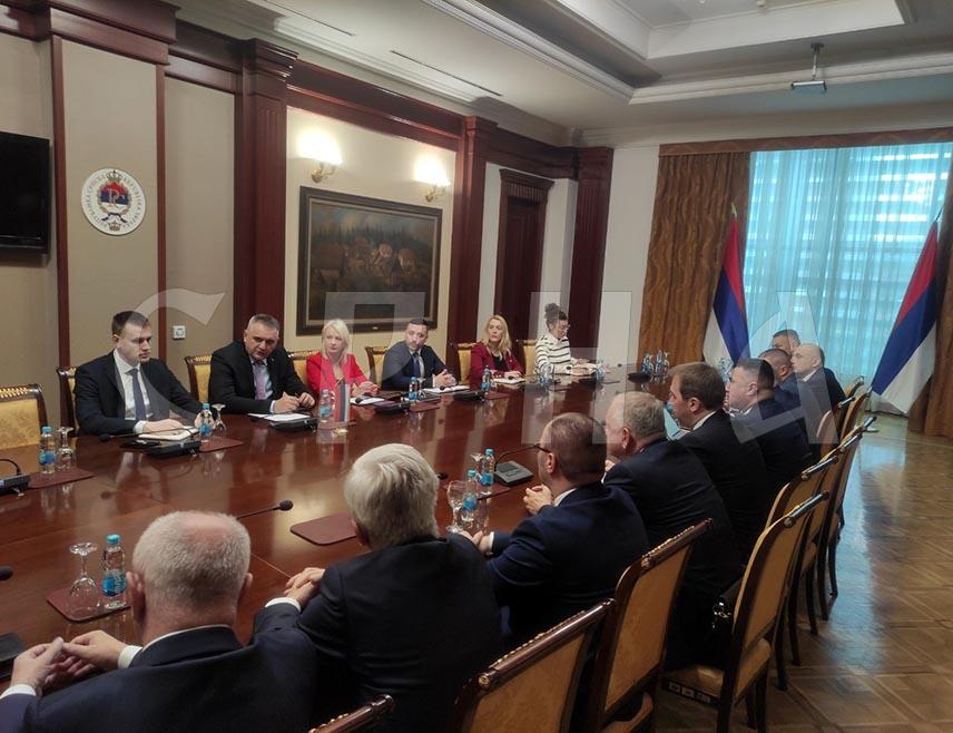 БАЊАЛУКА, 16. ЈАНУАРА /СРНА/ - Предсједник Владе Републике Српске Саво Минић састао се данас у Бањалуци са представницима политичких партија.