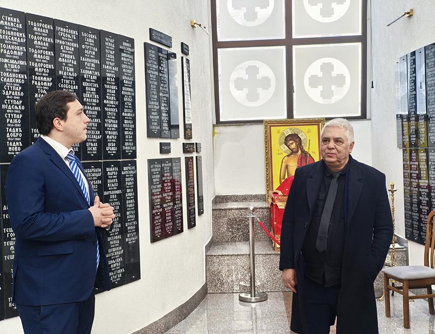 БЕОГРАД, 16. ЈАНУАРА /СРНА/ - Министар информисања и телекомуникација Србије Борис Братина посјетио је Спомен-цркву Светог великомученика Димитрија на Вељинама у којој су исписана имена 2.793 борца са подручја Сарајевско-романијске регије који су погинули у Одбрамбено-отаџбинском рату.
