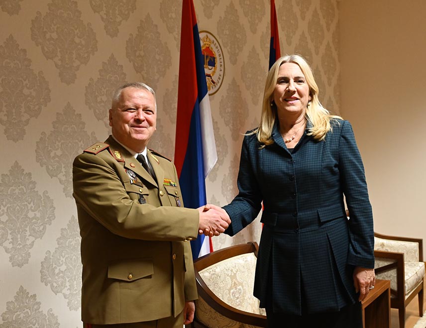 ИСТОЧНО САРАЈЕВО, 16. ЈАНУАРА /СРНА/ - Српски члан Предсједништва БиХ Жељка Цвијановић примила је у Источном Сарајеву у опроштајну посјету команданта Еуфора Флоријана Маријана Барбуа, коме је захвалила за сарадњу.