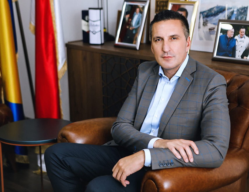 ЈАХОРИНА, 16. ЈАНУАРА /СРНА/ – Олимпијски центар "Јахорина" од сљедеће сезоне гарантује 100 дана скијања на свим стазама, рекао је предсједник Надзорног одбора Недељко Елек.