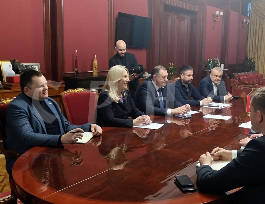 БАЊАЛУКА, 16. ЈАНУАРА /СРНА/ - Предсједник Владе Републике Српске Саво Минић почео је данас у Бањалуци састанак са делегацијом СНСД-а, коју предводи лидер странке Милорад Додик.