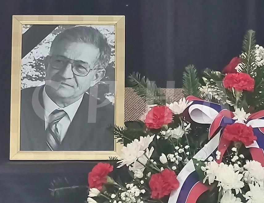 ДОБОЈ, 17. ЈАНУАРА /СРНА/ - У Добоју је одржана комеморација поводом смрти пуковника Војске Републике Српске /ВРС/ у пензији Вељка Брајића /73/ са које је поручено да је Добој одбрањен у јесен 1995. године захваљујући херојству овог великог човјека и старјешине.