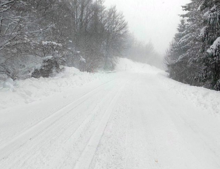 ДРВАР, 17. ЈАНУАРА /СРНА/ – Предсједник Удружења протјераних грађана Дрвара "Одрживи повратак" Миле Марчета рекао је Срни да путни правац Дрвар–Источни Дрвар, за чије је одржавање задужена фирма "Ливнопутеви", још није очишћен од снијега и да радници који путују на посао морају да прелазе више од 100 километара алтернативним правцима умјесто око 25 километара.