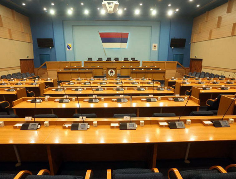 БАЊАЛУКА, 17. ЈАНУАРА /СРНА/ - У Бањалуци би данас требало да буду одржане двије посебне сједнице Народне скупштине Републике Српске - прва о усвајању оставке предсједника Владе Саве Минића, а друга о новом саставу владе.