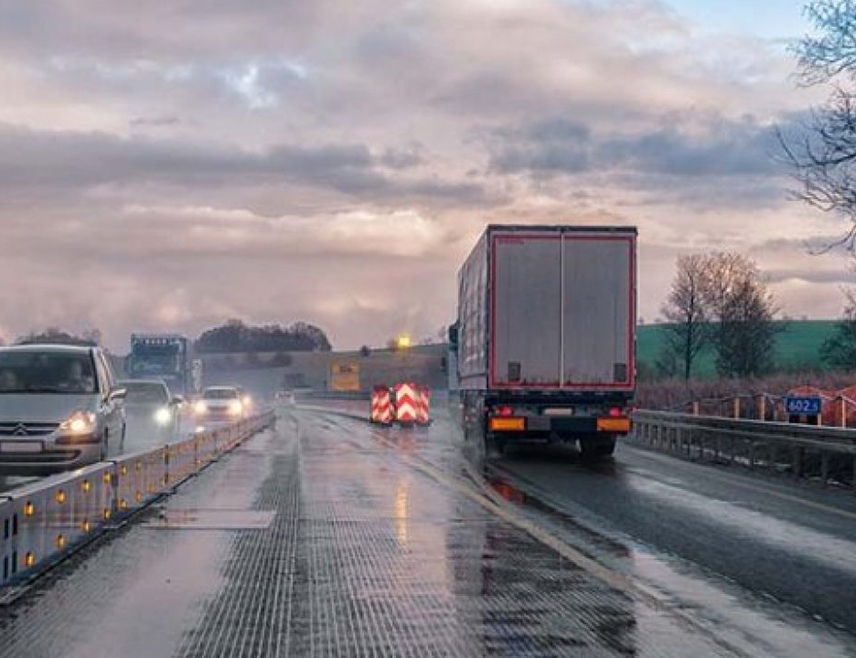 БИЈЕЉИНА, 18. ЈАНУАРА /СРНА/ - Саобраћај се на већини путева у Републици Српској и Федерацији БиХ /ФБиХ/ одвија по мокрим или клизавим коловозима, у вишим предјелима и преко превоја има поледице, а у котлинама и дуж ријека видљивост је смањена због магле, саопштено је из Ауто-мото савеза /АМС/ Републике Српске.