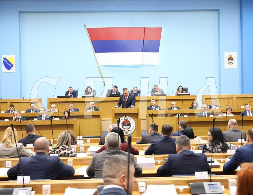 БАЊАЛУКА, 18. ЈАНУАРА /СРНА/ - Мандатар Републике Српске Саво Минић рекао је даје реконструкција Владе подразумијевала избор нове, с обзиром на то да је у новом саставу пет нових имена.