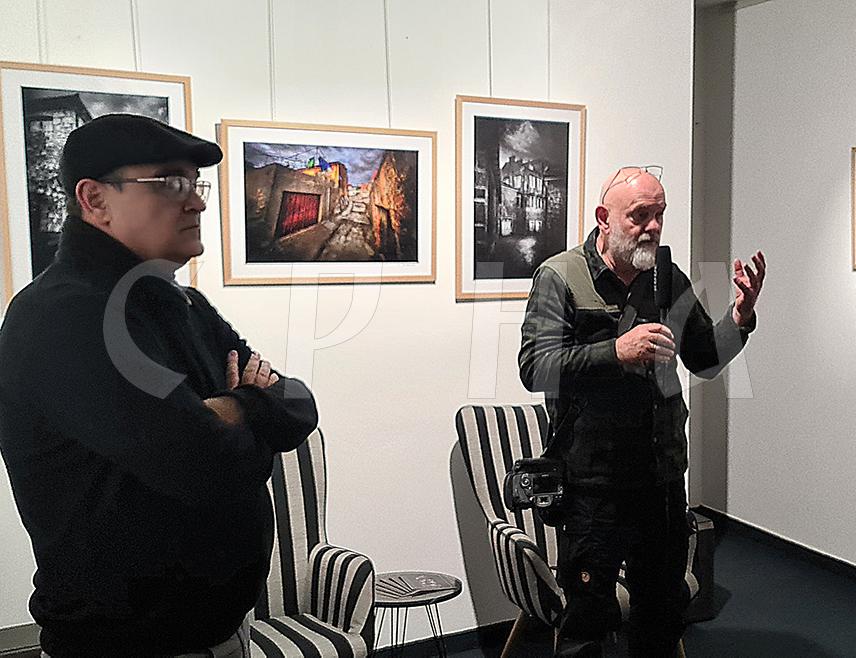 ДОБОЈ, 18. ЈАНУАРА /СРНА/ - У галерији добојског Културног склоништа вечерас је отворена изложба фотографија "Требиње као колекција", аутора Душана Вуковића из Требиња, на којима су представљени свакодневни призори овог града изван туристичких клишеа.