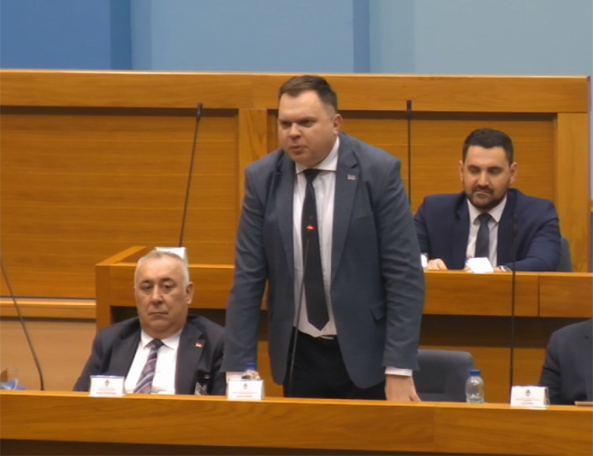 БАЊАЛУКА, 18. ЈАНУАРА /СРНА/ - Министар унутрашњих послова Републике Српске у оставци Жељко Будимир изјавио је на посебној сједници Народне скупштине Српске да је опозиција спремна да уруши Републику Српску и да на то указују њихови захтјеви да се пониште сва правна акта која је донијела Влада Саве Минића, као и поруке да су "институције Српске неодрживе".