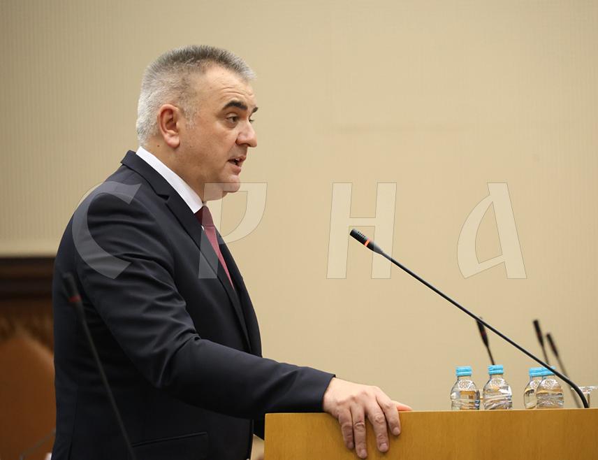 БАЊАЛУКА, 18. ЈАНУАРА /СРНА/ - Мандатар за састав владе Републике Српске Саво Минић изјавио је вечерас да је опозиција захтјевом да буду поништени акти које је Влада усвојила од септембра прошле године до сада жели да изазове апсолутни хаос и уруши све у Републици Српској.