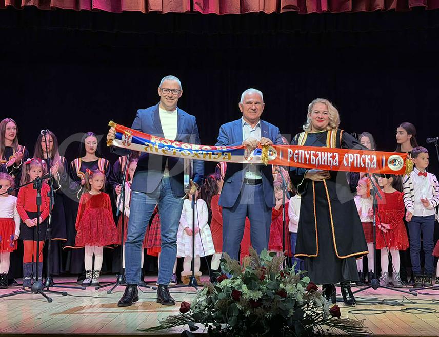 ПРЊАВОР, 18. ЈАНУАРА /СРНА/ - У Прњавору је вечерас одржан концерт "Светосавски сабор пјесме са Косова и Метохије кроз Републику Српску" на коме су прикупљана средстава за изградњу дома српске омладине у Косовској Каменици.