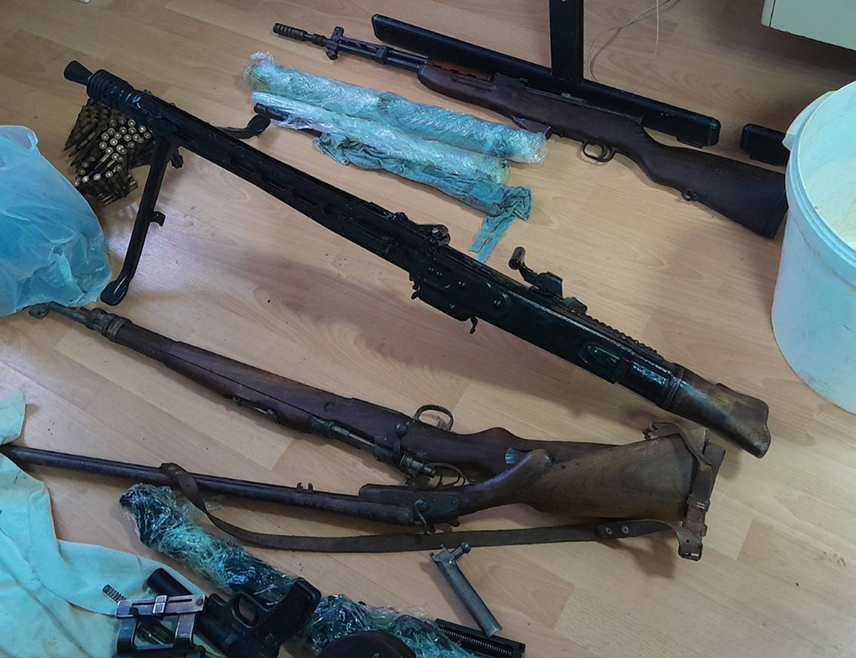 БАЊАЛУКА, 19. ЈАНУАРА /СРНА/ - Бањалучка полиција ухапсила је лице чији су иницијали Љ.Г. из овог града, осумњичено за насиље у породици, код којег су пронађена два митраљеза и друго оружје.