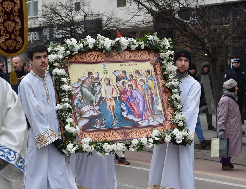 BANJA LUKA, JANUARY 19 /SRNA/ – A large number of the faithful set off in the Epiphany procession from the Cathedral of Christ the Savior in Banja Luka toward the city bridge, where the traditional swimming for the Holy Cross will be held.