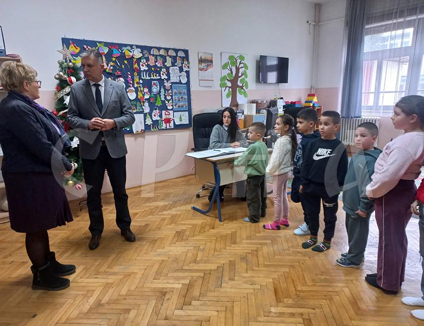 БАЊАЛУКА, 19. ЈАНУАРА /СРНА/ - Министар просвјете и културе Републике Српске Боривоје Голубовић данас је, поводом почетка другог полугодишта у школској 2025/26. години у свим основним и средњим школама, пожелио успјешан рад и учење свим ученицима и наставницима и истакао да Министарство континуирано ради на унапређењу услова одвијања наставног процеса, инфраструктурним пројектима и санацији објеката.