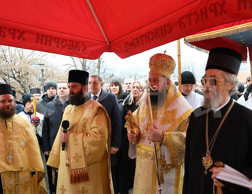 БАЊАЛУКА, 19. ЈАНУАРА /СРНА/ - Његово високопреосвештенство митрополит бањалучки Јефрем, српски члан Предсједништва БиХ Жељка Цвијановић, српски делегат у Дому народа Парламентарне скупштине БиХ Радован Ковачевић и лидер СНСД-а Милорад Додик дочекали су богојављенску литију код Богојављенске цркве у Бањалуци.