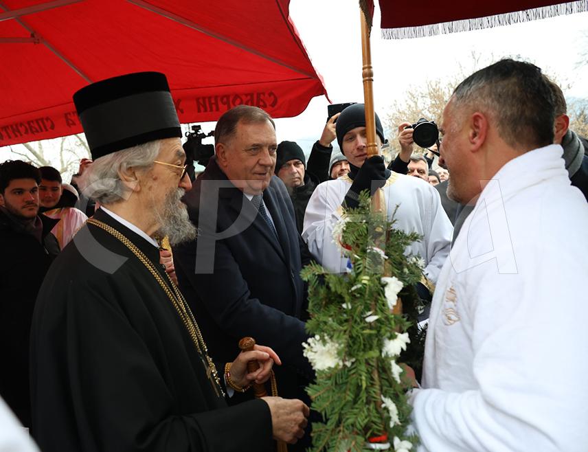 БАЊАЛУКА, 19. ЈАНУАРА /СРНА/ - Бањалучанин Далибор Кајиш први је допливао до Часног краста у ријеци Врбас у Бањалуци поводом великог хришћанског празника Богојављења.