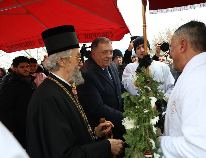 БАЊАЛУКА, 19. ЈАНУАРА /СРНА/ - Предсједник СНСД-а Милорад Додик истакао је да је величанствена литија прошла улицама Бањалуке поводом Богојављења, као наставак дивне традиције пливања за Часни крст.