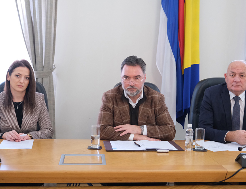 САРАЈЕВО, 19. ЈАНУАРА /СРНА/ - Министар спољне трговине и економских односа у Савјету министара Сташа Кошарац разговарао је са представницима Експертског тима и међународне правне консултантске канцеларије "Лабордско право" из Француске о изградњи одлагалишту за радиоактивни отпад на Трговској гори и закључено је да се да се затражи да ово питање рјешавају међународни судови.