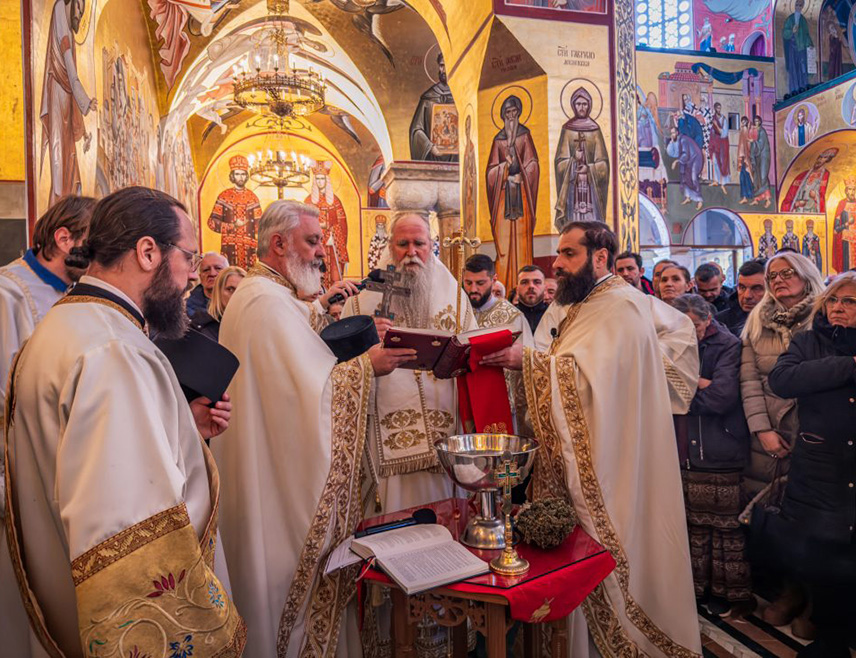 ПОДГОРИЦА, 19. ЈАНУАРА /СРНА/ - Његово високопреосвештенство митрополит црногорско-приморски Јоаникије изјавио је да се освештањем воде на Богојављење свједочи да је Господ дошао да освјешта човјека, природу и цијели свијет.
