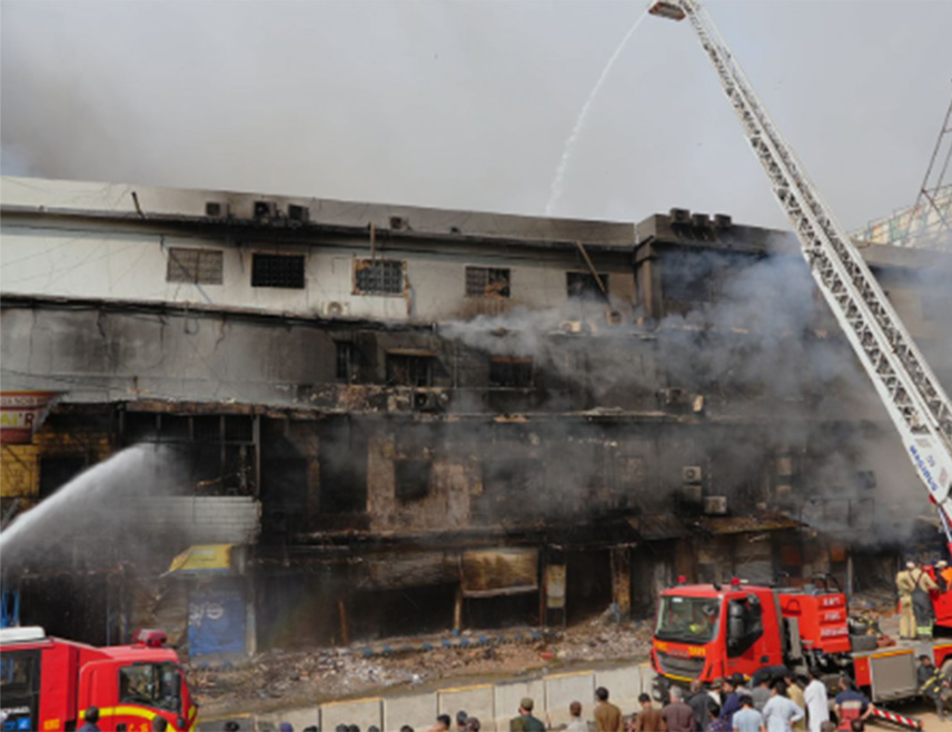 ИСЛАМАБАД, 19. ЈАНУАРА /СРНА/ - Најмање 21 лице погинуло је у пожару у тржном центру у пакистанском Карачију, више од 60 људи се и даље води као нестало, а ватрогасци су почели да извлаче тијела из рушевина.