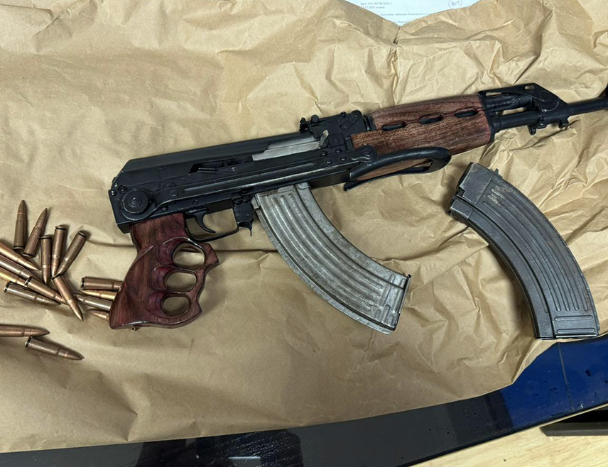 БЕОГРАД, 19. ЈАНУАРА /СРНА/ - Педесетседмогодишњи мушкарац ухапшен је на прелазу Батровци на граници са Хрватском након што је у његовом аутомобилу пронађена аутоматска пушка.