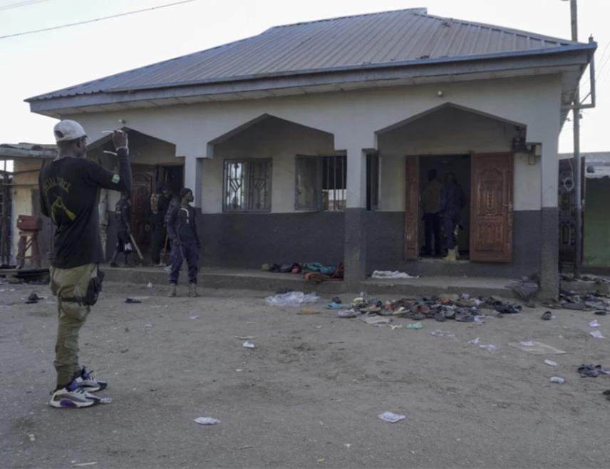 КАЈУРУ, 19. ЈАНУАРА /СРНА/ - Наоружани нападачи отели су више од 150 хришћана током недјељних миса у истовременим нападима на неколико цркава на сјеверу Нигерије.