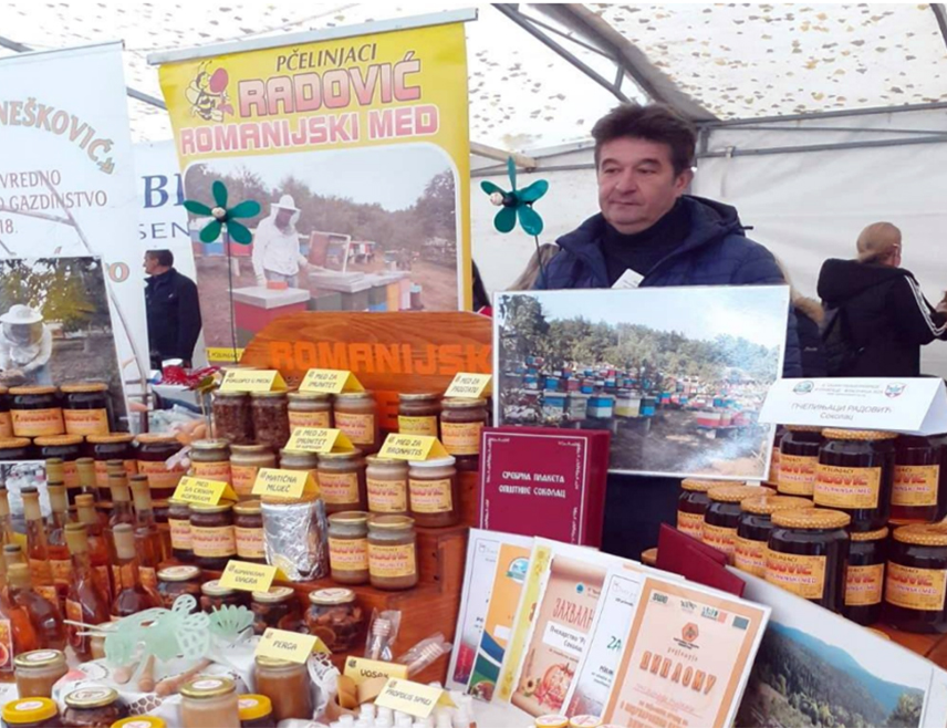 МОСТАР, 20. ЈАНУАРА /СРНА/ - Подношењем захтјева и објавом произвођачке спецификације покренута је процедура регистрације ознаке поријекла романијског меда, једног од препознатљивих производа истоимене регије у којој први записи о пчеларској производњи сежу унатраг 120 година.