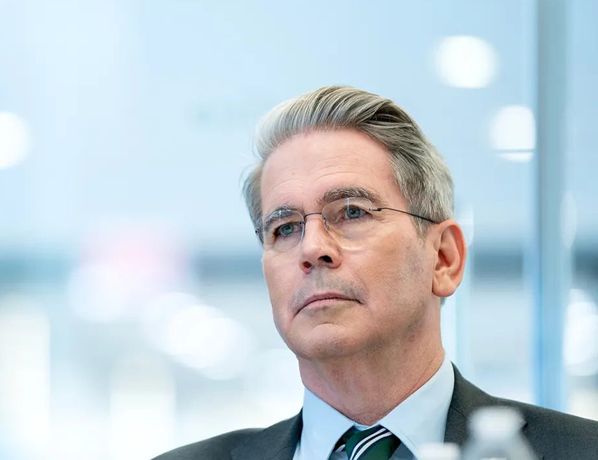 ДАВОС, 20. ЈАНУАРА /СРНА - РИА Новости/ - Министар финансија САД Скот Бесент позвао је европске земље да не узвраћају одмах на пријетње царинама у вези са питањем будућности Гренланда, већ да сачекају да амерички предсједник Доналд Трамп објасни своју визију.